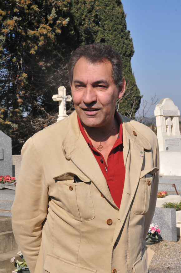 Georges El Assidi, ancien secrétaire particulier et légataire universel de Charles Trenet, commémore le 14e anniversaire de sa disparition au cimetière de l'Ouest à Narbonne. Le 19 février 2015.