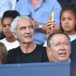 Raymond Domenech et sa femme Estelle Denis dans les tribunes lors du match de championnat de Ligue 1 Conforama opposant le Paris Saint-Germain au Racing Club de Strasbourg Alsace au Parc des princes à Paris, France, le 14 septembre 2019. Le PSG a gagné 1-0. © Giancarlo Gorassini/Bestimage 