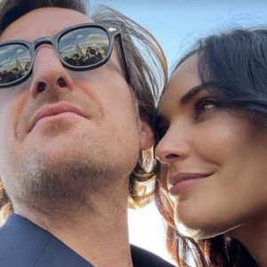 Camille Lacourt dévoile une image de sa soirée parisienne avec sa fille Jazz (10 ans).
Valérie Bègue folle amoureuse de son compagnon Georges Yates - Instagram