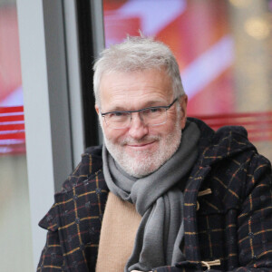 Laurent Ruquier est donc un homme amoureux et plus épanoui que jamais.
Laurent Ruquier à la sortie de l'émission "Les Grosses Têtes" aux studios RTL à Neuilly-sur-Seine, France, le 21 novembre 2022. © Jonathan Rebboah/Panoramic/Bestimage