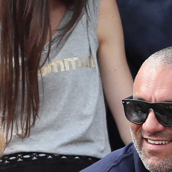 Avec son mari Patrick Antonelli, elle est fière d'avoir construit une vie de femme.
Amel Bent et son mari Patrick Antonelli dans les tribunes des internationaux de tennis de Roland Garros à Paris, France, le 3 juin 2018. © Dominique Jacovides - Cyril Moreau/Bestimage 