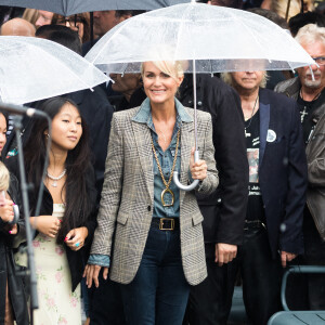 Laeticia Hallyday et sa fille Jade - Inauguration de l'esplanade "Johnny Hallyday" et de la statue "Quelque chose de ..." de l'artiste Bertrand Lavier sur le parvis de la salle de concert AccorHotels Arena Paris Bercy à Paris. Le 14 septembre 2021 