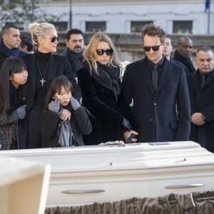 Laeticia Hallyday, ses filles Jade et Joy, Laura Smet et David Hallyday devant le cercueil de Johnny Hallyday - Arrivées des personnalités en l'église de La Madeleine pour les obsèques de Johnny Hallyday à Paris. Le 9 décembre 2017 