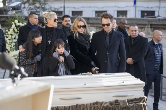 Laeticia Hallyday, ses filles Jade et Joy, Laura Smet et David Hallyday devant le cercueil de Johnny Hallyday - Arrivées des personnalités en l'église de La Madeleine pour les obsèques de Johnny Hallyday à Paris. Le 9 décembre 2017 