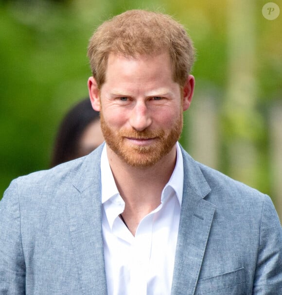 "Les larmes qui perlaient à ses yeux scintillaient dans le soleil printanier. J'ai voulu dire quelque chose, mais elle s'est figée, elle a secoué la tête" a indiqué Harry dans ses mémoires.
Le prince Harry se déplace à La Haye quelques jours après la naissance de son premier enfant Archie pour une conférence pour la prochaine compétition Invictus Games qui se déroulera aux Pays-Bas. Il a été reçu par la princesse Margriet des Pays-Bas. Invictus Games est une compétition multisports pour les soldats et vétérans de guerre blessés et handicapés, s'inspirant des jeux paralympiques, ils tirent leur nom du poème Invictus de William Ernest Henley ; le slogan, I AM, renvoie d'ailleurs aux deux derniers vers du poème. La Haye, le 9 mai 2019. 