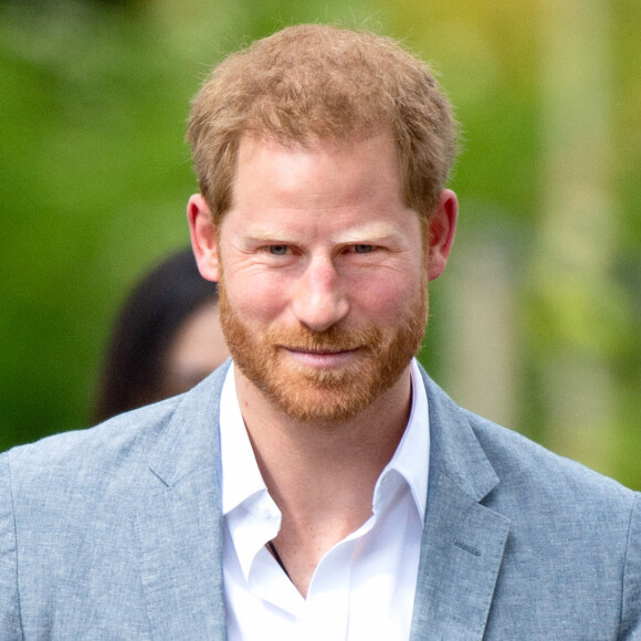 "Les larmes qui perlaient à ses yeux scintillaient dans le soleil printanier. J'ai voulu dire quelque chose, mais elle s'est figée, elle a secoué la tête" a indiqué Harry dans ses mémoires.
Le prince Harry se déplace à La Haye quelques jours après la naissance de son premier enfant Archie pour une conférence pour la prochaine compétition Invictus Games qui se déroulera aux Pays-Bas. Il a été reçu par la princesse Margriet des Pays-Bas. Invictus Games est une compétition multisports pour les soldats et vétérans de guerre blessés et handicapés, s'inspirant des jeux paralympiques, ils tirent leur nom du poème Invictus de William Ernest Henley ; le slogan, I AM, renvoie d'ailleurs aux deux derniers vers du poème. La Haye, le 9 mai 2019. 