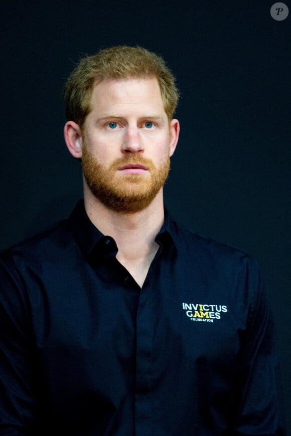 Le prince Harry se déplace à La Haye quelques jours après la naissance de son premier enfant Archie pour une conférence pour la prochaine compétition Invictus Games qui se déroulera aux Pays-Bas. Il a été reçu par la princesse Margriet des Pays-Bas. Invictus Games est une compétition multisports pour les soldats et vétérans de guerre blessés et handicapés, s'inspirant des jeux paralympiques, ils tirent leur nom du poème Invictus de William Ernest Henley ; le slogan, I AM, renvoie d'ailleurs aux deux derniers vers du poème. La Haye, le 9 mai 2019. 