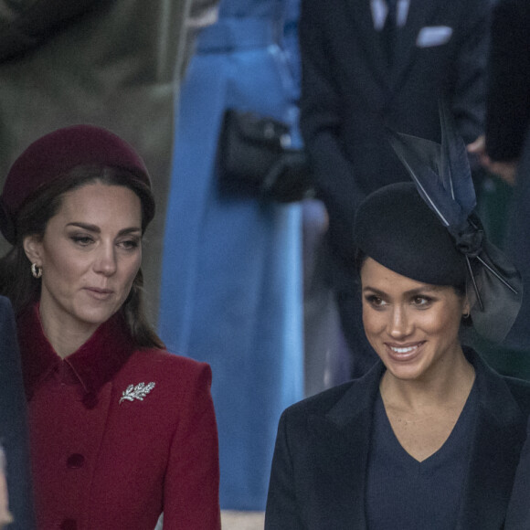 Meghan Markle, enceinte, prend alors peur en entendant la colère de William et se laisse submerger par l'émotion
Le prince William, duc de Cambridge, Catherine Kate Middleton, la duchesse de Cambridge, Meghan Markle, duchesse de Sussex enceinte, le prince Harry La famille royale britannique se rend à la messe de Noël à l'église Sainte-Marie-Madeleine à Sandringham, le 25 décembre 2018. 