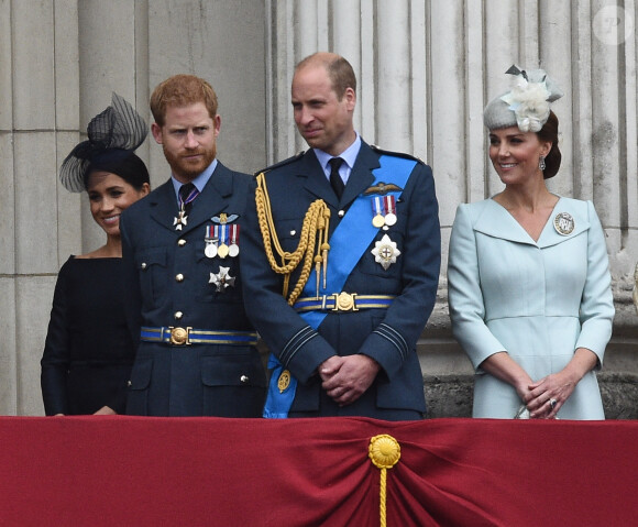 La reine Elisabeth II d'Angleterre, Meghan Markle, duchesse de Sussex (habillée en Dior Haute Couture par Maria Grazia Chiuri), le prince Harry, duc de Sussex, le prince William, duc de Cambridge, Kate Catherine Middleton, duchesse de Cambridge - La famille royale d'Angleterre lors de la parade aérienne de la RAF pour le centième anniversaire au palais de Buckingham à Londres. Le 10 juillet 2018 