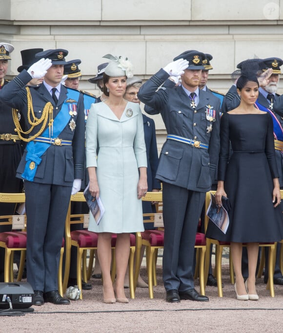 Le prince William, duc de Cambridge, Kate Catherine Middleton, duchesse de Cambridge, le prince William, duc de Sussex, Meghan Markle, duchesse de Sussex (habillée en Dior Haute Couture par Maria Grazia Chiuri) - La famille royale d'Angleterre lors de la parade aérienne de la RAF pour le centième anniversaire au palais de Buckingham à Londres. Le 10 juillet 2018 