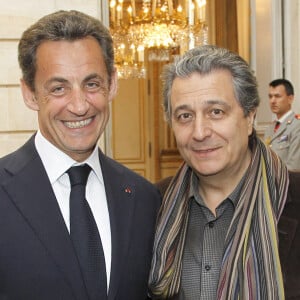 Exclusif - Nicolas Sarkozy et Christian Clavier - Cérémonie de remise des insignes de commandeur de l'ordre national du mérite à Mireille Darc au Palais de l'Elysée.