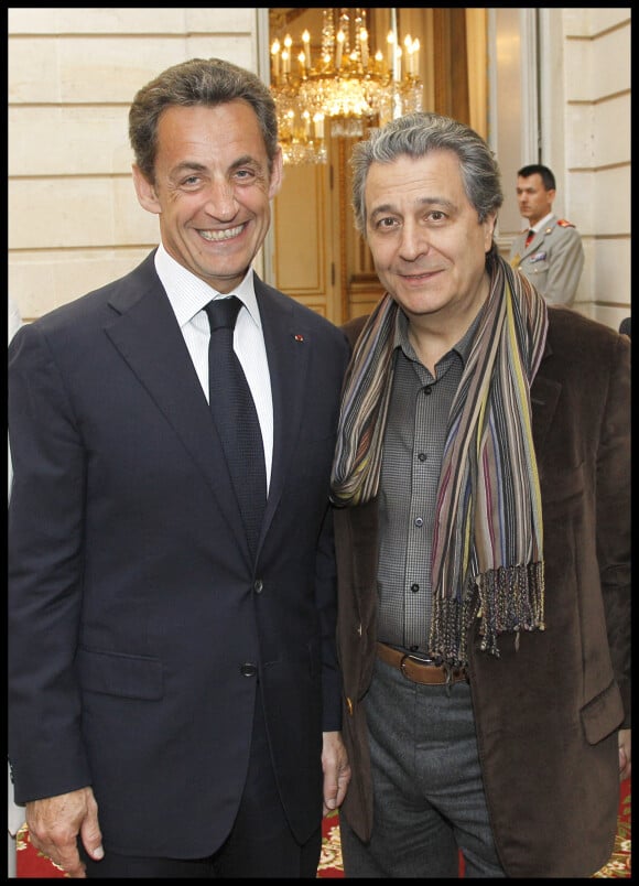 Exclusif - Nicolas Sarkozy et Christian Clavier - Cérémonie de remise des insignes de commandeur de l'ordre national du mérite à Mireille Darc au Palais de l'Elysée.