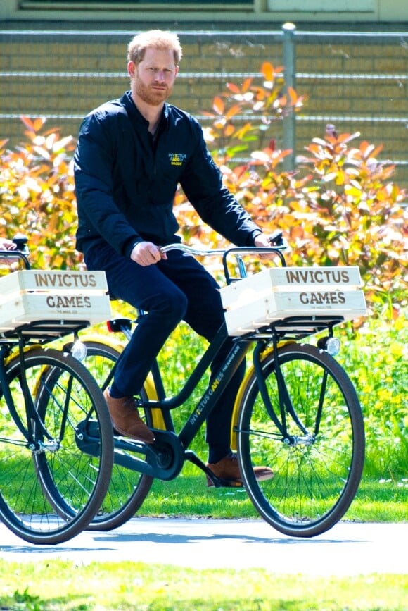 Le prince Harry, duc de Sussex fait du vélo dans le cadre de son déplacement à La Haye pour la prochaine compétition Invictus Games, La Haye, le 9 mai 2019. 