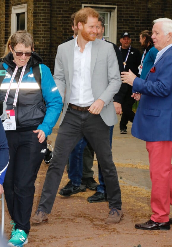 Le prince Harry, duc de Sussex lors de la remise des médailles aux participants du marathon de Londres le 28 avril 2019. 