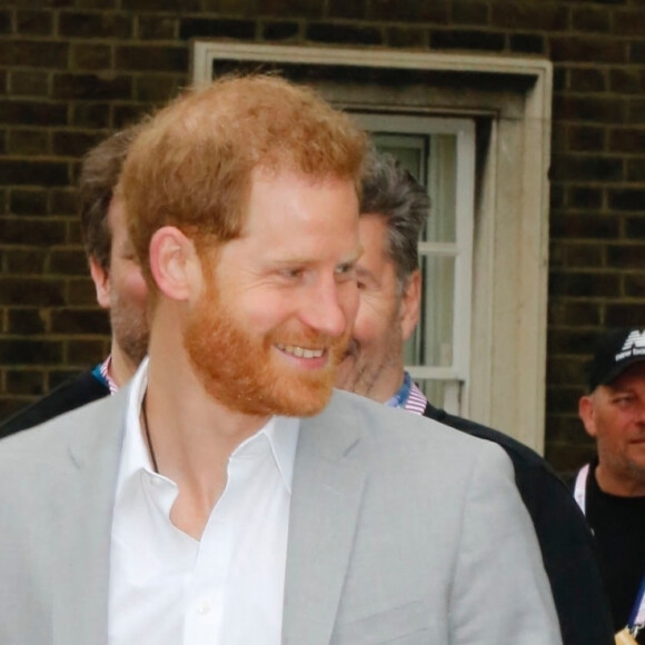 Le prince Harry, duc de Sussex lors de la remise des médailles aux participants du marathon de Londres le 28 avril 2019. 