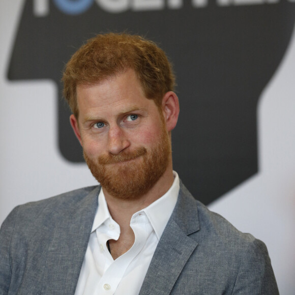Un constat fait en découvrant l'esquisse du communiqué prochainement dévoilé par le palais de Buckingham qui a mis le prince Harry, trahi, hors de lui : "Vous aviez déjà rédigé une déclaration ? Avant toute discussion ? Vous annoncez l'option 5 ? En d'autres termes, c'était couru d'avance pendant tout ce temps ?"
Le prince Harry, duc de Sussex, lors d'une réunion avec les acteurs de la santé mentale des adolescents et des jeunes adultes à Londres le 3 avril 2019. 