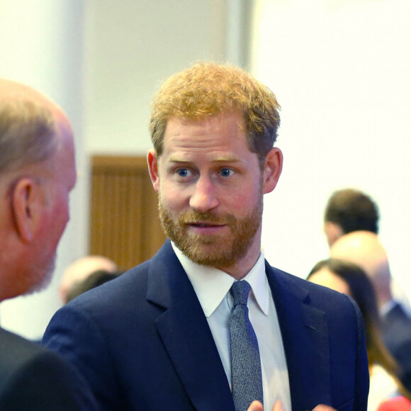 Harry a fait semblant de coopérer, insistant sur le fait qu'il désirait conserver un service de sécurité pour lui et sa famille à chacune de leur venue sur le territoire britannique.
Le prince Harry, duc de Sussex, lors d'une conférence sur la santé mentale au King's College à Londres. Le 14 mars 2019 