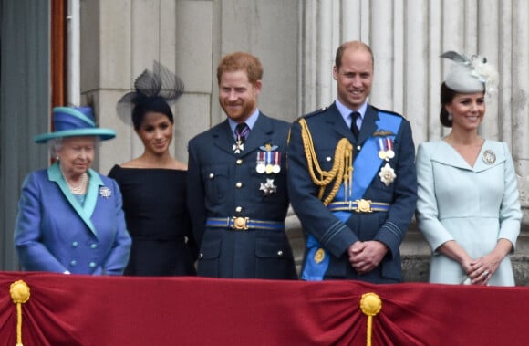 La reine Elisabeth II d'Angleterre, Meghan Markle, duchesse de Sussex (habillée en Dior Haute Couture par Maria Grazia Chiuri), le prince Harry, duc de Sussex, le prince William, duc de Cambridge, Kate Catherine Middleton, duchesse de Cambridge - La famille royale d'Angleterre lors de la parade aérienne de la RAF pour le centième anniversaire au palais de Buckingham à Londres. Le 10 juillet 2018 