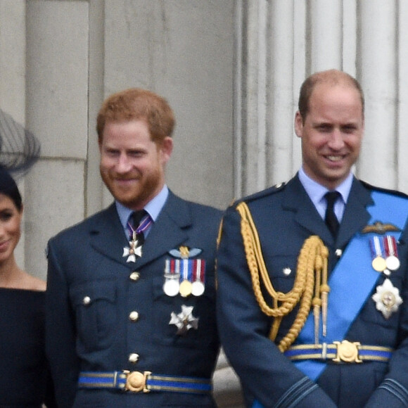 La reine Elisabeth II d'Angleterre, Meghan Markle, duchesse de Sussex (habillée en Dior Haute Couture par Maria Grazia Chiuri), le prince Harry, duc de Sussex, le prince William, duc de Cambridge, Kate Catherine Middleton, duchesse de Cambridge - La famille royale d'Angleterre lors de la parade aérienne de la RAF pour le centième anniversaire au palais de Buckingham à Londres. Le 10 juillet 2018 