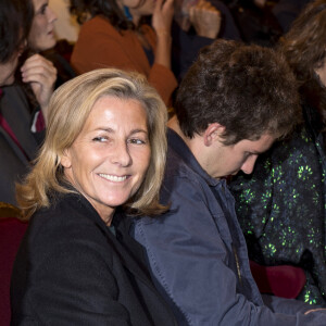 Claire Chazal, souriante 24 heures après son départ de chez TF1, avec son fils François à la générale de la pièce de théâtre "Le Mensonge" au théâtre Edouard VII à Paris, le 14 septembre 2015.