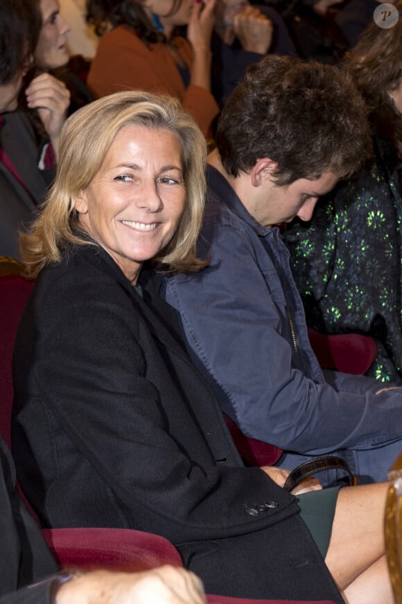 Claire Chazal, souriante 24 heures après son départ de chez TF1, avec son fils François à la générale de la pièce de théâtre "Le Mensonge" au théâtre Edouard VII à Paris, le 14 septembre 2015.