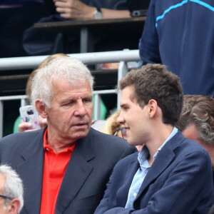 Patrick Poivre d'Arvor (PPDA) et son fils François dans les tribunes de la finale homme des internationaux de France de Roland Garros à Paris le 5 juin 2016. © Moreau-Jacovides / Bestimage