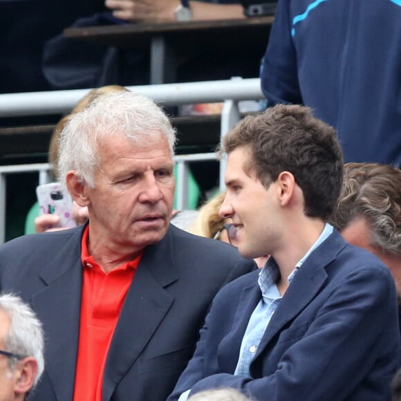 Patrick Poivre d'Arvor (PPDA) et son fils François dans les tribunes de la finale homme des internationaux de France de Roland Garros à Paris le 5 juin 2016. © Moreau-Jacovides / Bestimage