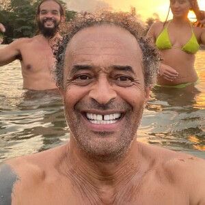 Le chanteur a partagé un selfie où on le voit dans l'eau avec ses enfants, au moment du coucher de soleil.

Yannick Noah avec ses enfants dans l'eau.