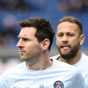 Visiblement très remonté, le journaliste a poursuivi sa diatribe. "C'est mon club, moi j'y viens depuis 20 ans, mais d'où j'ai pas le droit ? Lui, il est là de passage, il vient pour prendre son chèque
 
Echauffement - Lionel Leo Messi ( 30 - PSG ) - Neymar Jr ( 10 - PSG ) - lors du match de Ligue 1 Uber Eats "PSG - Lille (4-3)" au Parc des Princes, le 19 février 2023.