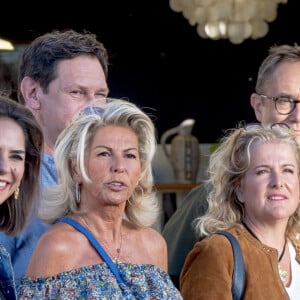 Caroline Margeridon et une partie de l'équipe sur le tournage de l'émission "Affaire conclue" aux Puces du Canal à Villeurbanne. Le 11 septembre 2022 © Sandrine Thesillat / Panoramic / Bestimage