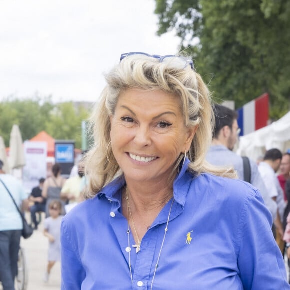 À l'époque, elle se rendait même dans "une boîte pour lesbiennes" où elle était protégée par une habituée prénommée Arlette.
Exclusif - Caroline Margeridon - Festival des Livres et des Artistes organisé par l'association "Lecture pour Tous" engagée dans la lutte contre l'illettrisme au Mail Branly à Paris le 3 juillet 2022. © Pierre Perusseau / Jack Tribeca / Bestimage