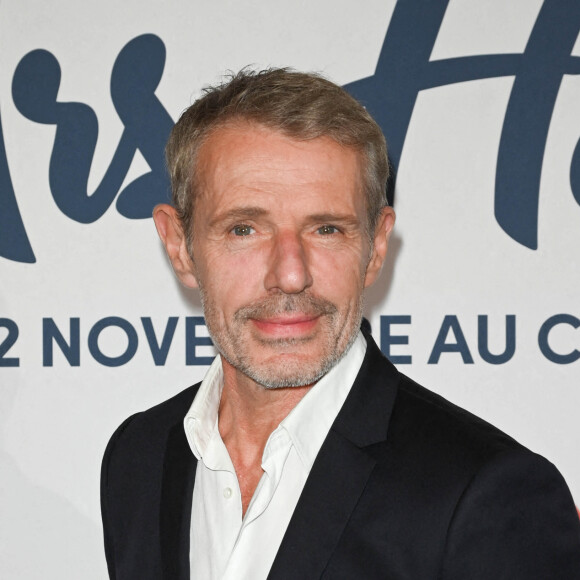 C'est auprès de ses amis et de ses plus fidèles soutiens que Lambert Wilson puise tout l'amour qu'il mérite.
Lambert Wilson - Avant-première du film "Une robe pour Mrs Harris" au cinéma Max Linder Panoramic à Paris le 25 octobre 2022.