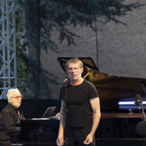 Le pianiste Bruno Fontaine et Lambert Wilson sur scène pour le concert piano-chant "Broadway" lors de la première édition du Festival de Toulouse. Le 15 juillet 2022 © Frédéric Maligne / Bestimage