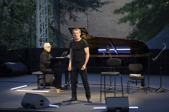 Le pianiste Bruno Fontaine et Lambert Wilson sur scène pour le concert piano-chant "Broadway" lors de la première édition du Festival de Toulouse. Le 15 juillet 2022 © Frédéric Maligne / Bestimage