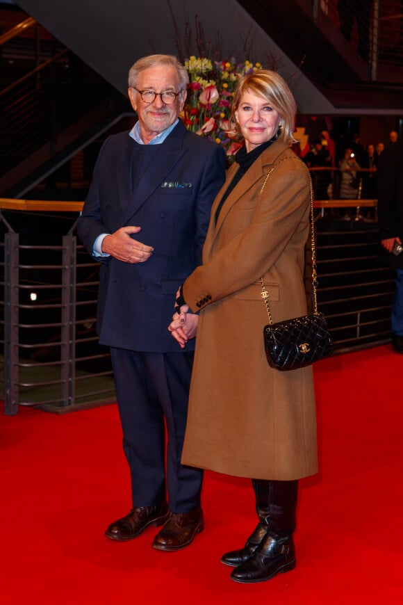 Sa mère était tombée amoureuse du meilleur ami de son père.
Steven Spielberg, Kate Capshaw - Première du film "The Fabelmans" lors de la 73e édition du festival international du film de Berlin (La Berlinale 2023), le 21 février 2023.