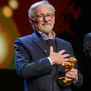 Steven Spielberg - Bono remet à Steven Spielberg un "Ours d'Or d'Honneur" pour l'ensemble de sa carrière lors de la 73e édition du festival international du film de Berlin (La Berlinale 2023), le 21 février 2023.