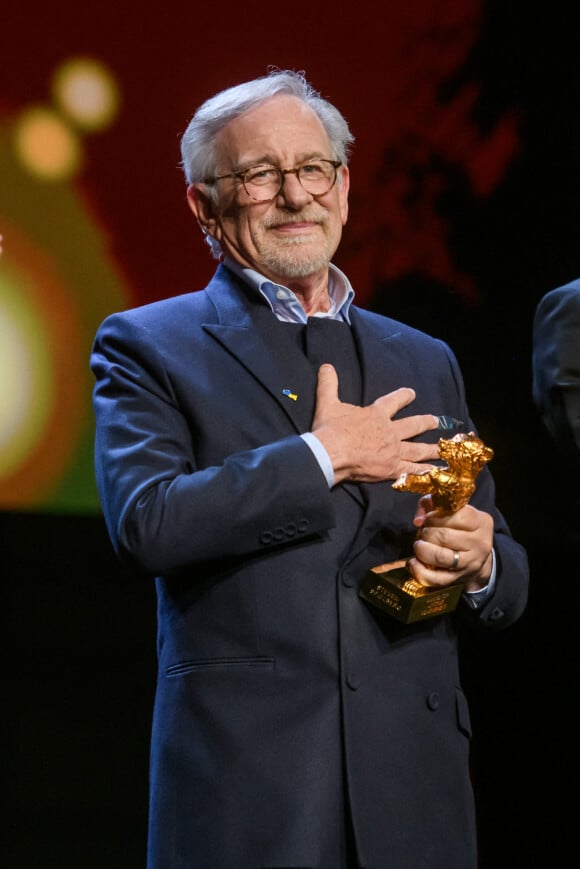 Steven Spielberg - Bono remet à Steven Spielberg un "Ours d'Or d'Honneur" pour l'ensemble de sa carrière lors de la 73e édition du festival international du film de Berlin (La Berlinale 2023), le 21 février 2023.