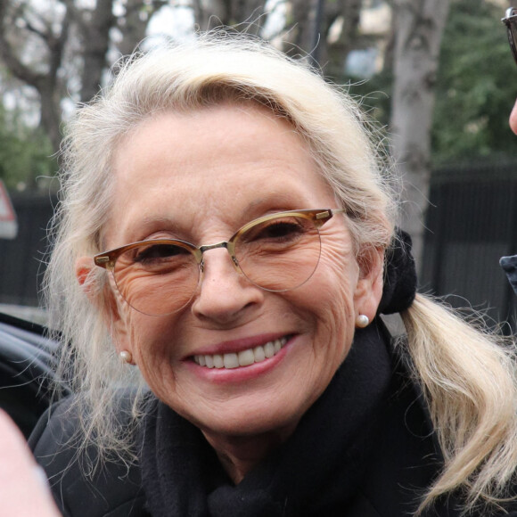 Véronique Sanson à la sortie de l'enregistrement de l'émission Vivement Dimanche à Paris.