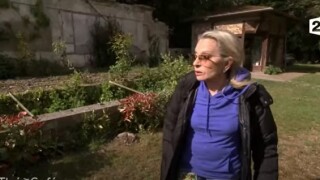 Véronique Sanson installée à 40km de Paris, images de sa maison entre poules et grands espaces verts