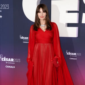 Elle portait aussi un rouge à lèvres assorti à sa robe ainsi qu'un ravissant collier argenté. 
Monica Bellucci au photocall de la 48ème cérémonie des César à l'Olympia à Paris le 24 février 2023 © Dominique Jacovides / Olivier Borde / Bestimage 