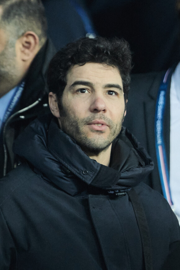 Tahar Rahim (The Serpent) - People dans les tribunes du match aller des 8èmes de finale de la ligue des champions entre le PSG et le Bayern Munich au Parc des Princes à Paris le 14 février 2023. 