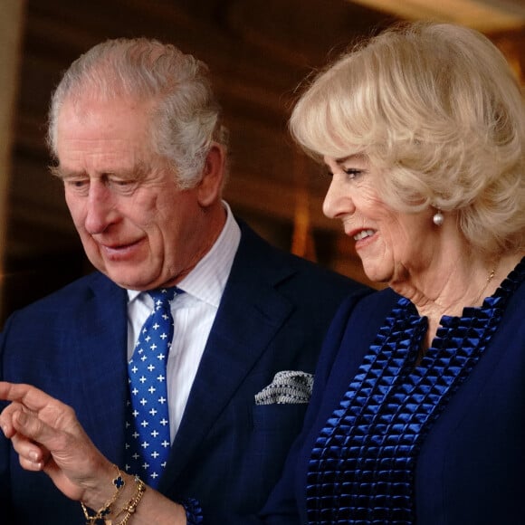 Le couple a donné rendez-vous au monde entier le 6 mai prochain à l'abbaye de Westminster 
Le roi Charles III d'Angleterre et Camilla Parker Bowles, reine consort d'Angleterre, rencontrent des survivants lors de la Journée internationale de commémoration de l'Holocauste au palais de Buckingham, le 27 janvier 2023. Le couple royal s'est entretenu avec Amouna Adamlight, survivante du génocide du Darfour, et le Dr Martin Stern, un survivant de l'Holocauste. © Avalon / Panoramic / Bestimage 