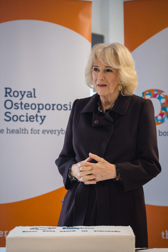 Camilla Parker Bowles, reine consort d'Angleterre, inaugure les locaux de la Royal Osteoporosis Society à Bath, le 25 janvier 2023. La souveraine y rencontre le personnel, les bénévoles et l'équipe du service d'assistance. 