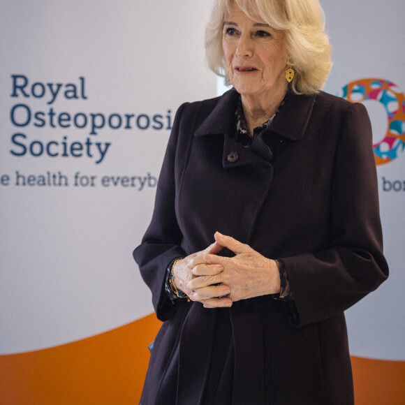 Camilla Parker Bowles, reine consort d'Angleterre, inaugure les locaux de la Royal Osteoporosis Society à Bath, le 25 janvier 2023. La souveraine y rencontre le personnel, les bénévoles et l'équipe du service d'assistance. 