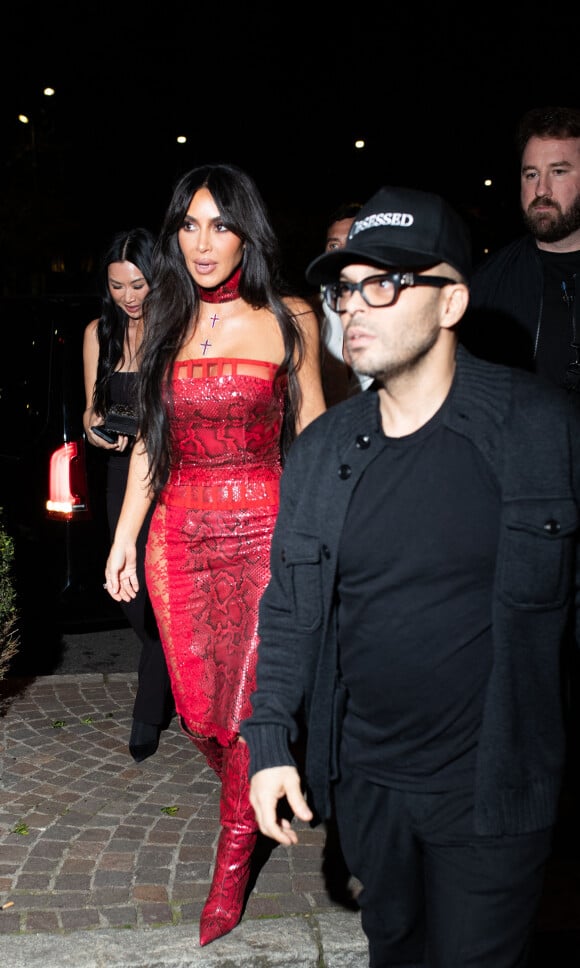 Une robe vintage Dolce & Gabbana customisée pour l'occasion.
Kim Kardashian arrive au "Red Room Club", en marge de la Fashion Week de Milan (MFW), le 25 février 2023. © T.Da Silva / Bestimage