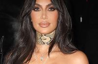 Kim Kardashian coincée dans une robe trop moulante, elle se fait griller en pleine galère dans une escalier !