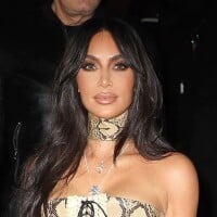 Kim Kardashian coincée dans une robe trop moulante, elle se fait griller en pleine galère dans un escalier !
