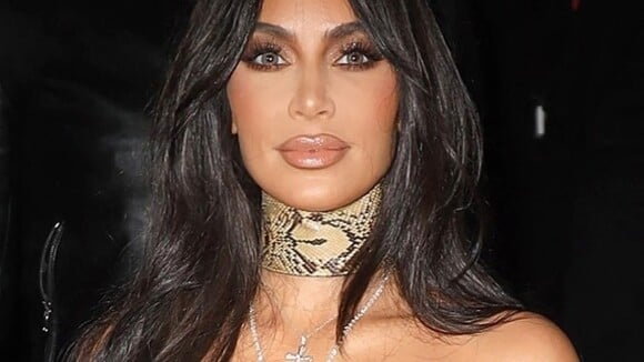 Kim Kardashian coincée dans une robe trop moulante, elle se fait griller en pleine galère dans un escalier !
