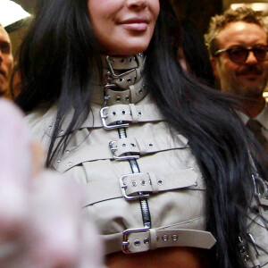 Pour se rendre jusqu'au défilé, Kim a dû monter un long escalier... avec grandes difficultés.
Kim Kardashian s'est rendue à la boutique Dolce & Gabbana durant la Fashion Week de Milan, Italie, le 25 Février 2023.