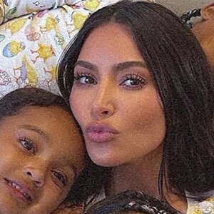 Kim Kardashian a enfilé une robe très très serrée à la Fashion Week de Milan.
Kim Kardashian et ses enfants sur les réseaux sociaux.
